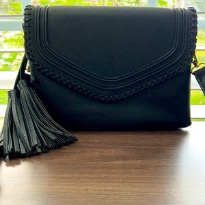 Like new Jen & Co Sloane black purse with tassel